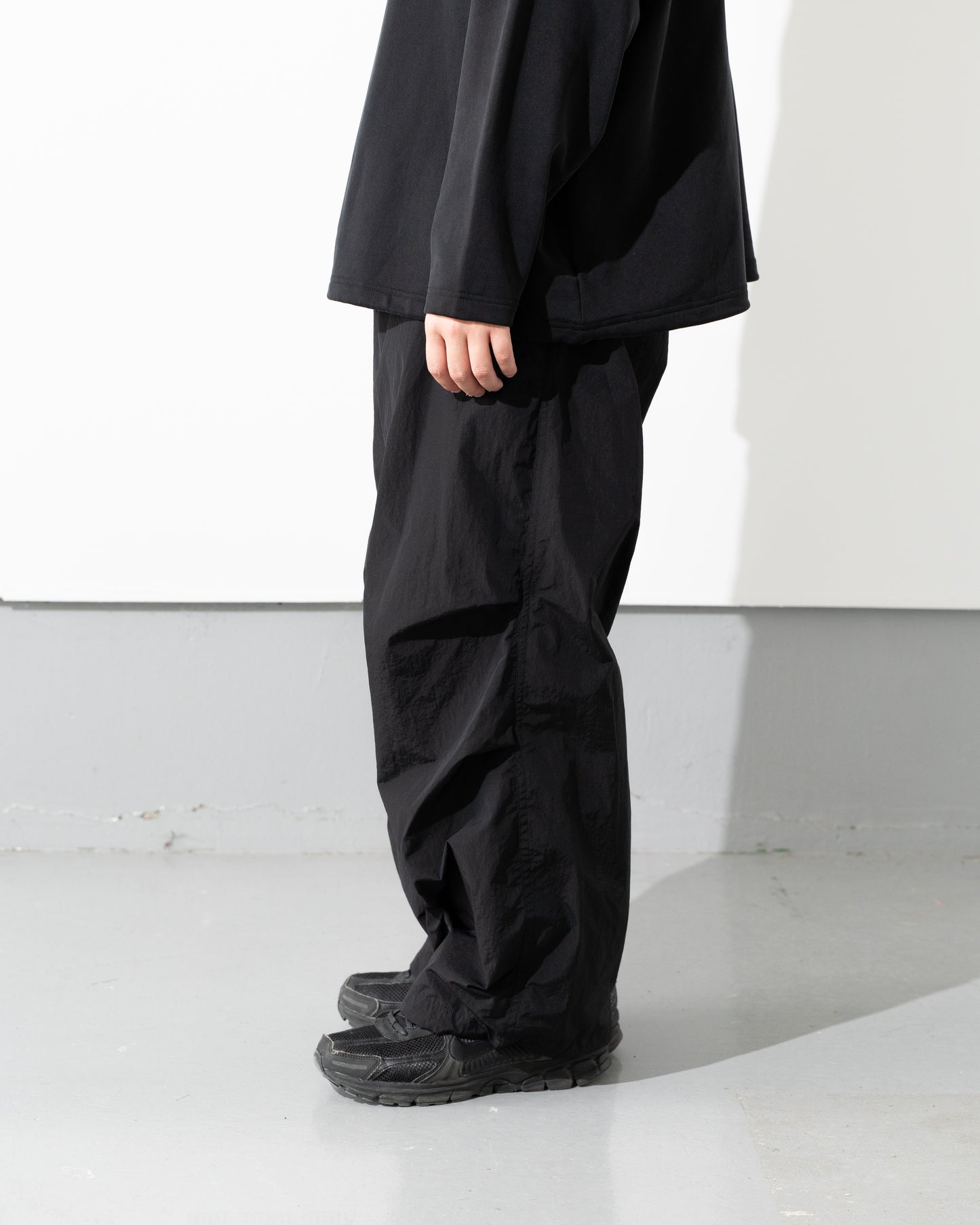 WINDS-DAY COTTON NYLON KNEE TUCK PANTS - BLACK