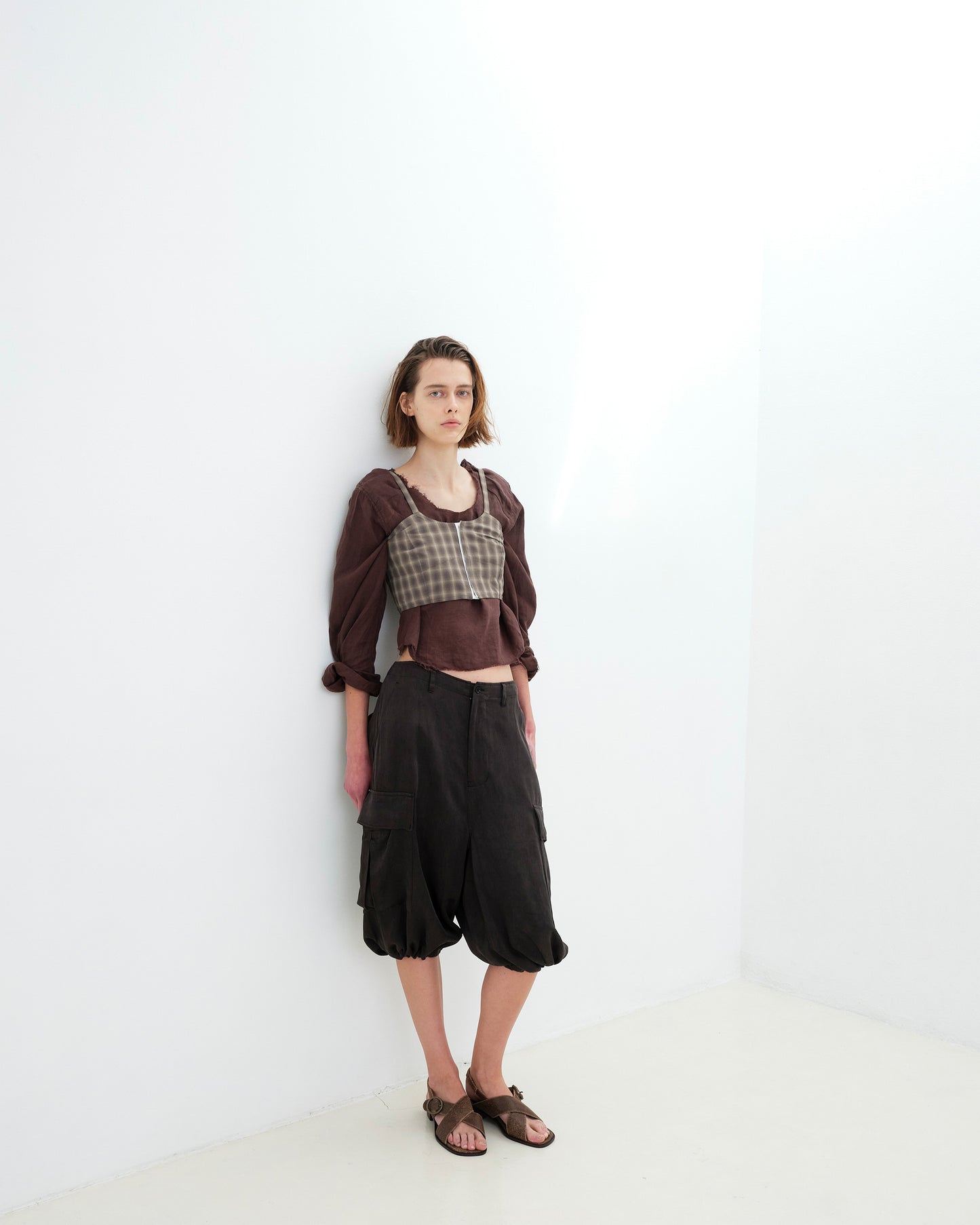 GARMENT DYE LINEN SQUARE NECK BLOUSE - BROWN