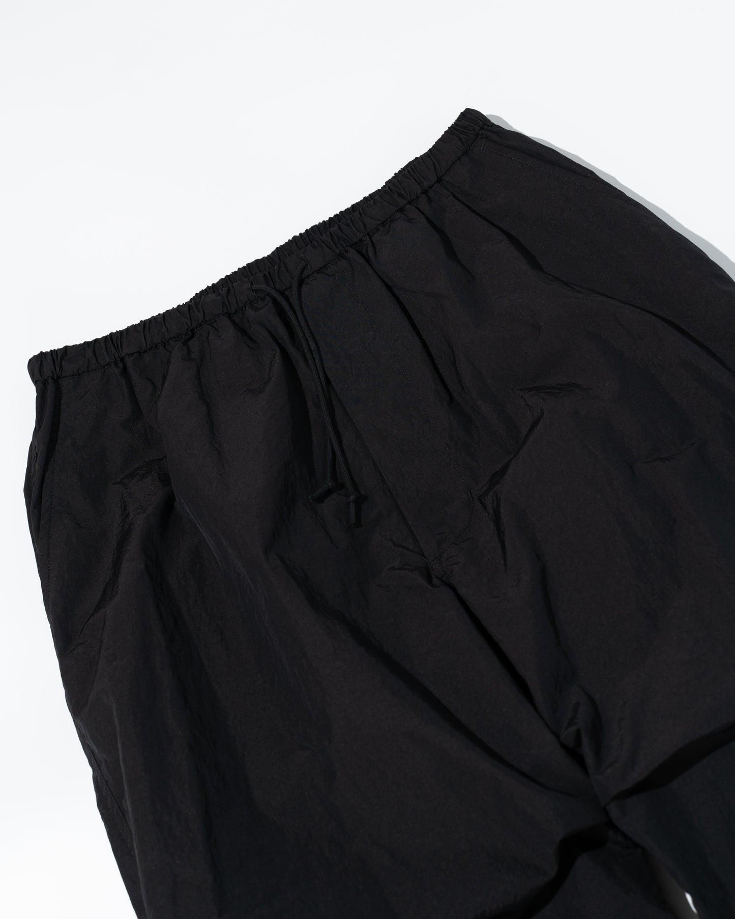 WINDS-DAY COTTON NYLON KNEE TUCK PANTS - BLACK