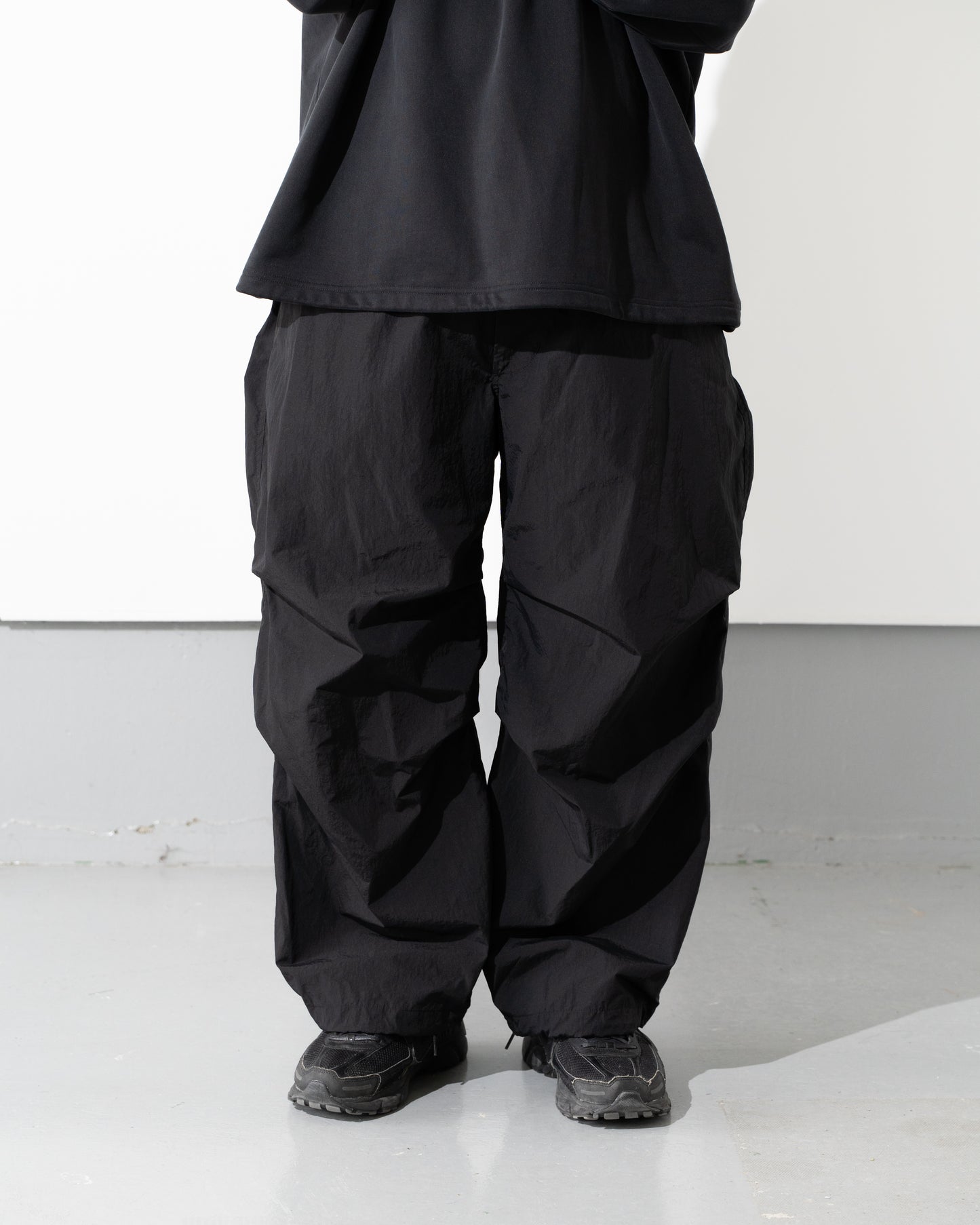 WINDS-DAY COTTON NYLON KNEE TUCK PANTS - BLACK