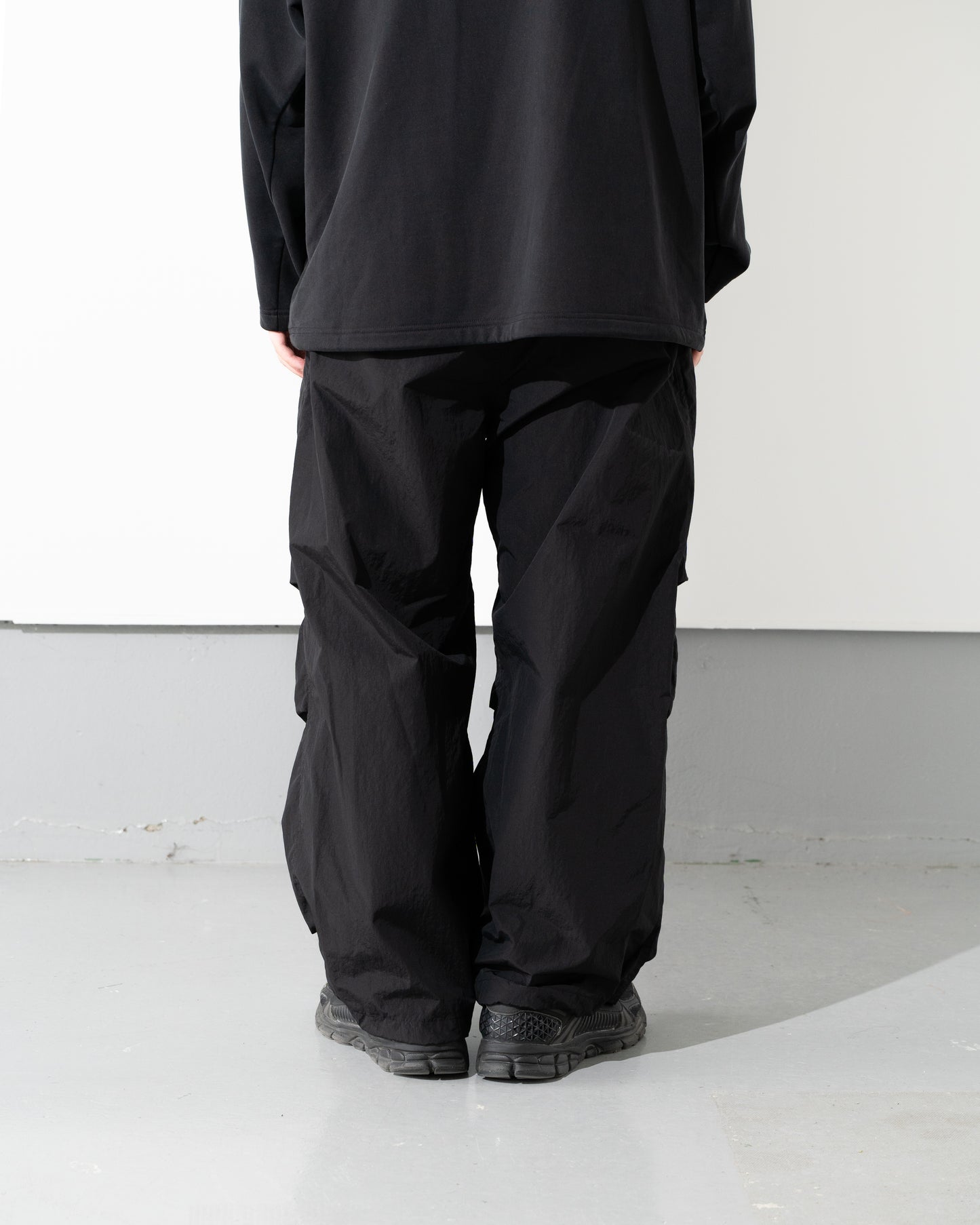 WINDS-DAY COTTON NYLON KNEE TUCK PANTS - BLACK