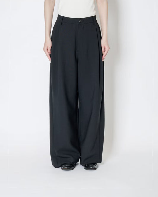 2 TUCK CURVE TROUSERS - BLACK
