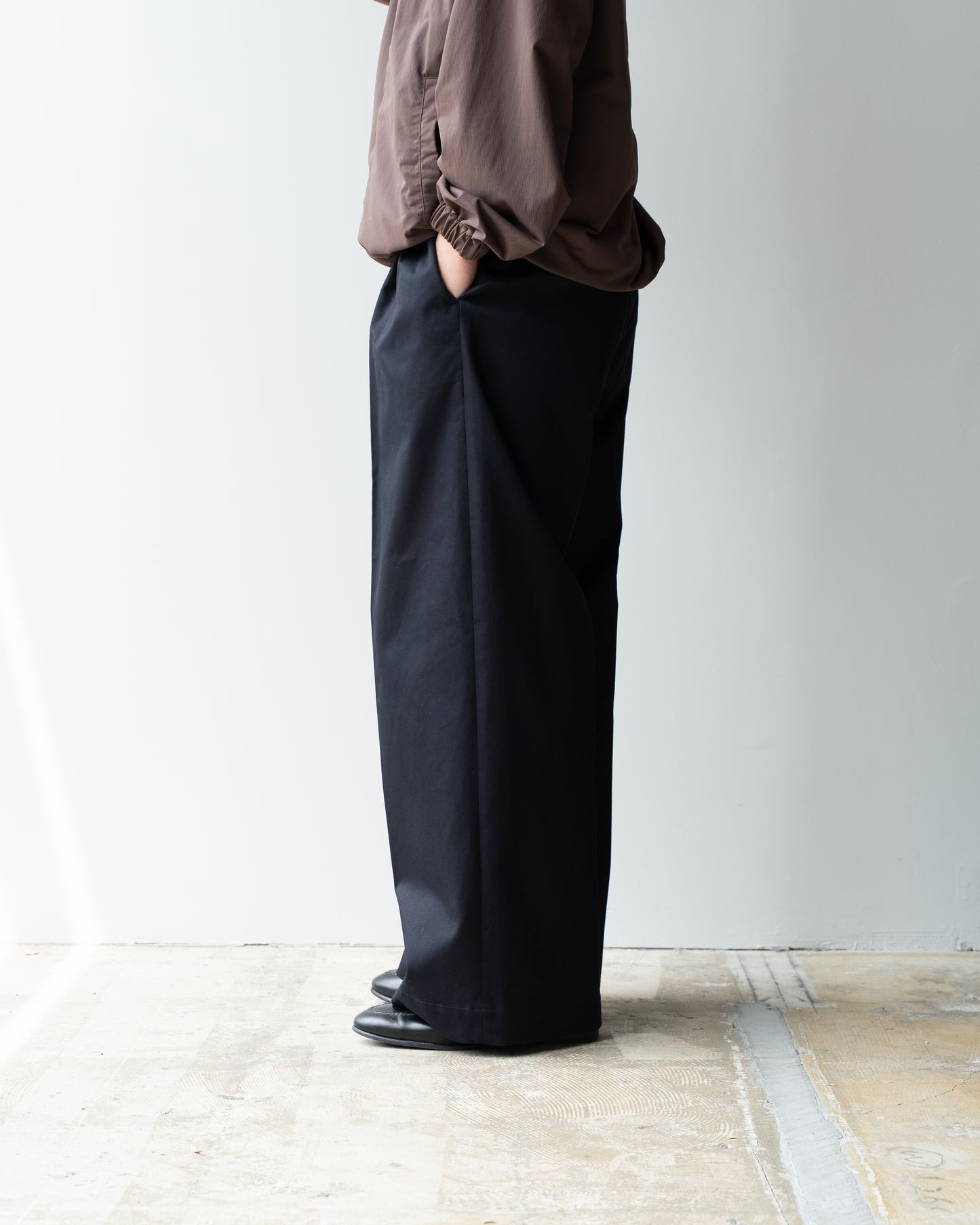 2TUCK WIDE CHINO TROUSERS - NAVY