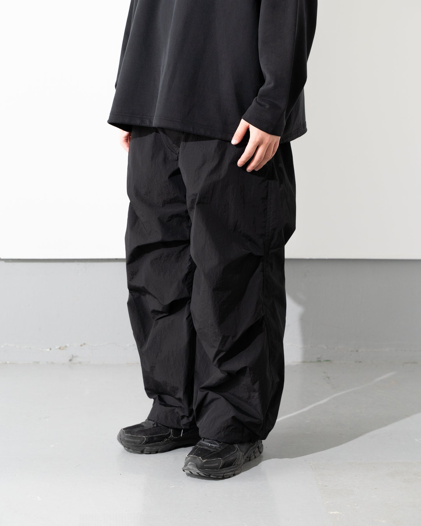 WINDS-DAY COTTON NYLON KNEE TUCK PANTS - BLACK