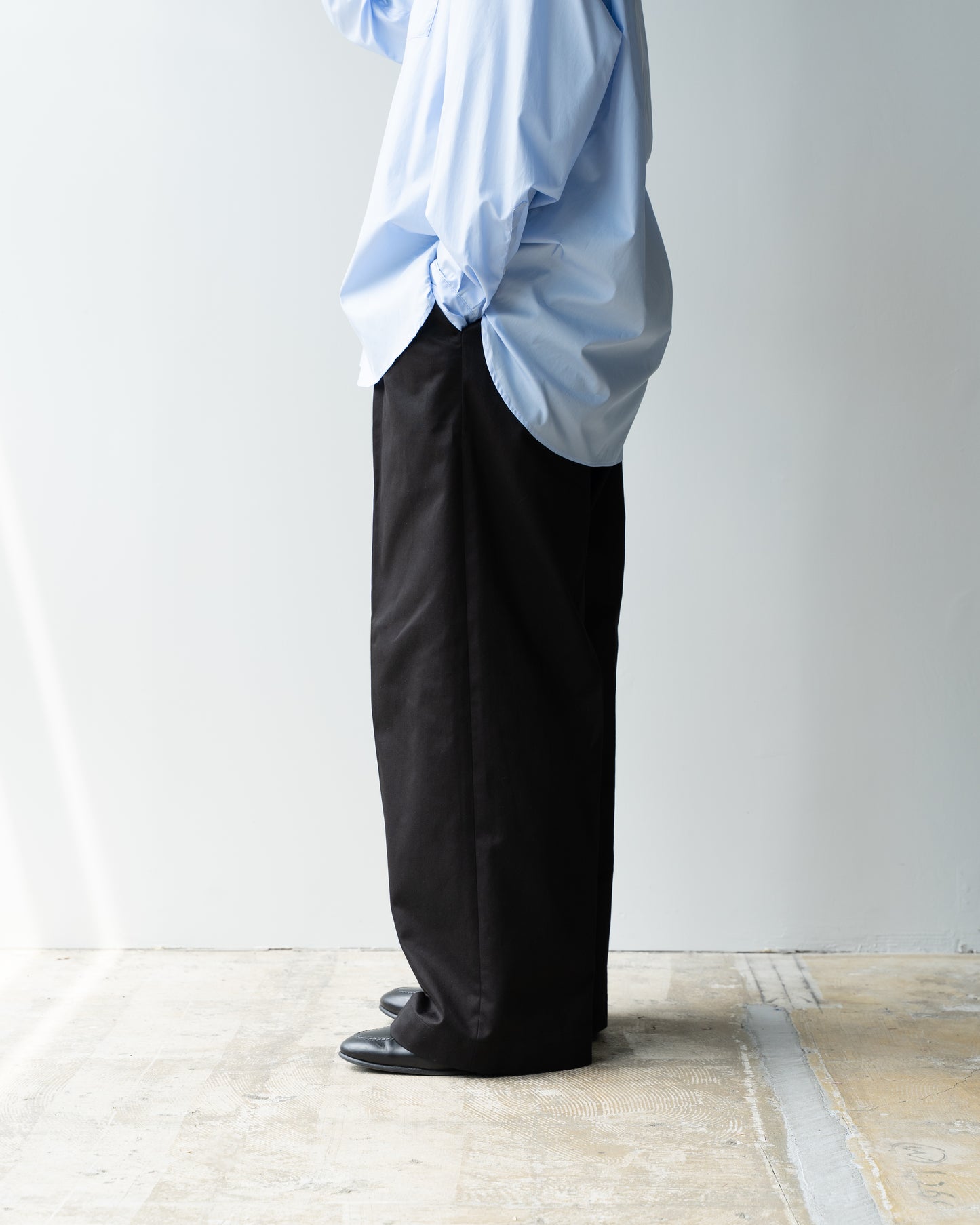 2TUCK WIDE CHINO TROUSERS - BLACK