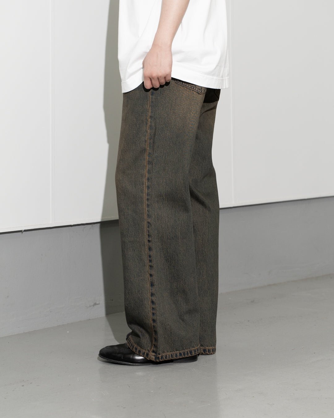 BLACK BROWN WASH BREAK CUT FLARED JEANS - BLACK BROWN WASH