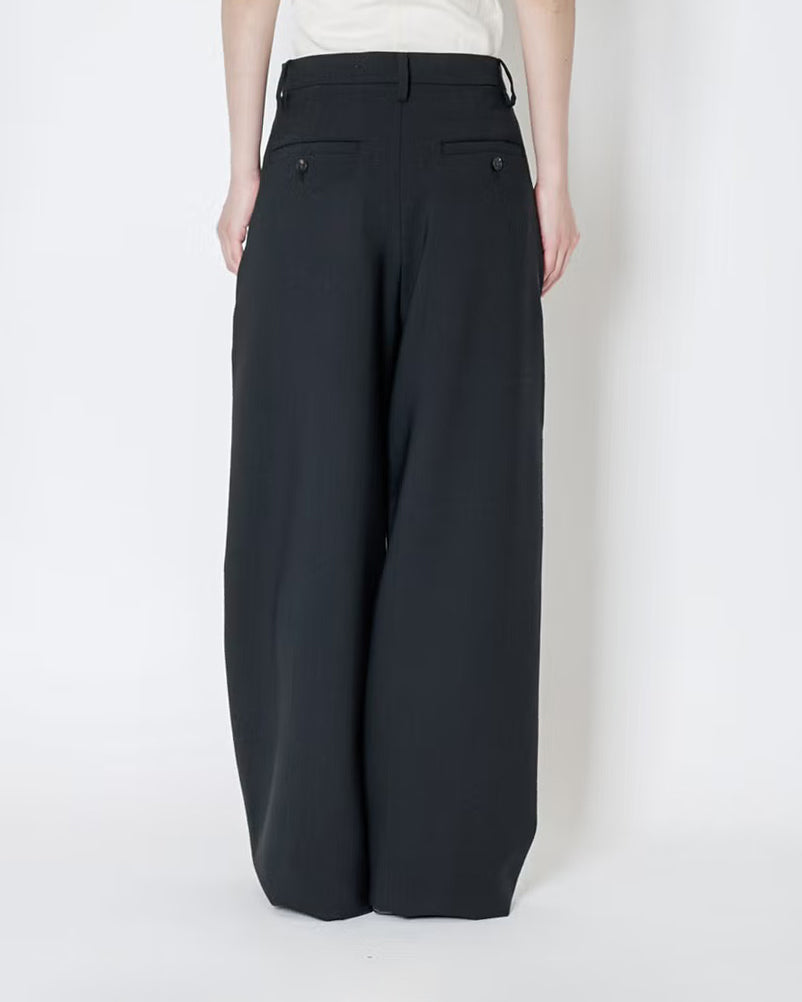 2 TUCK CURVE TROUSERS - BLACK
