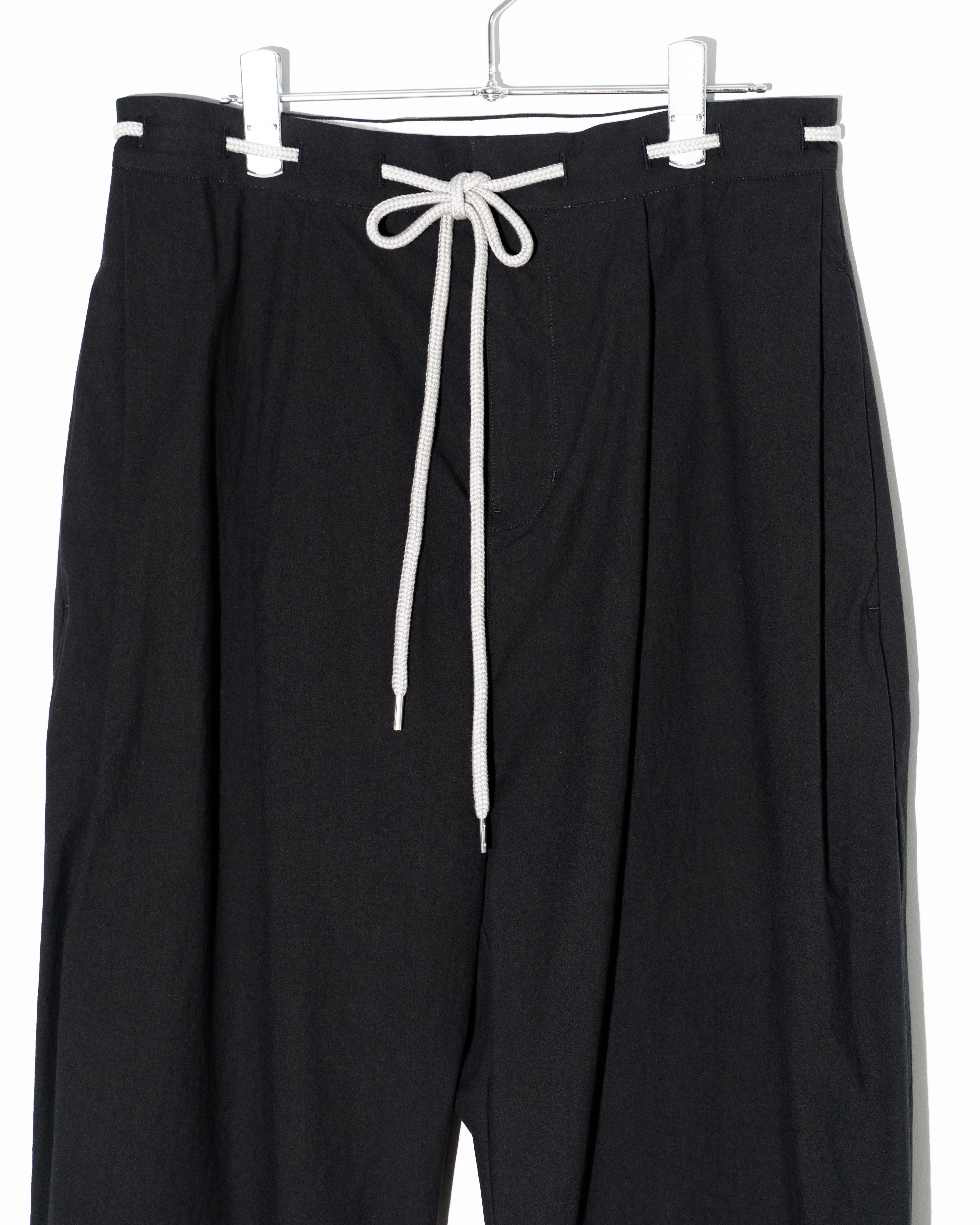 KAYLE (ケイル) COTTON BROAD BARREL TROUSERS BLACK | HAKU公式通販