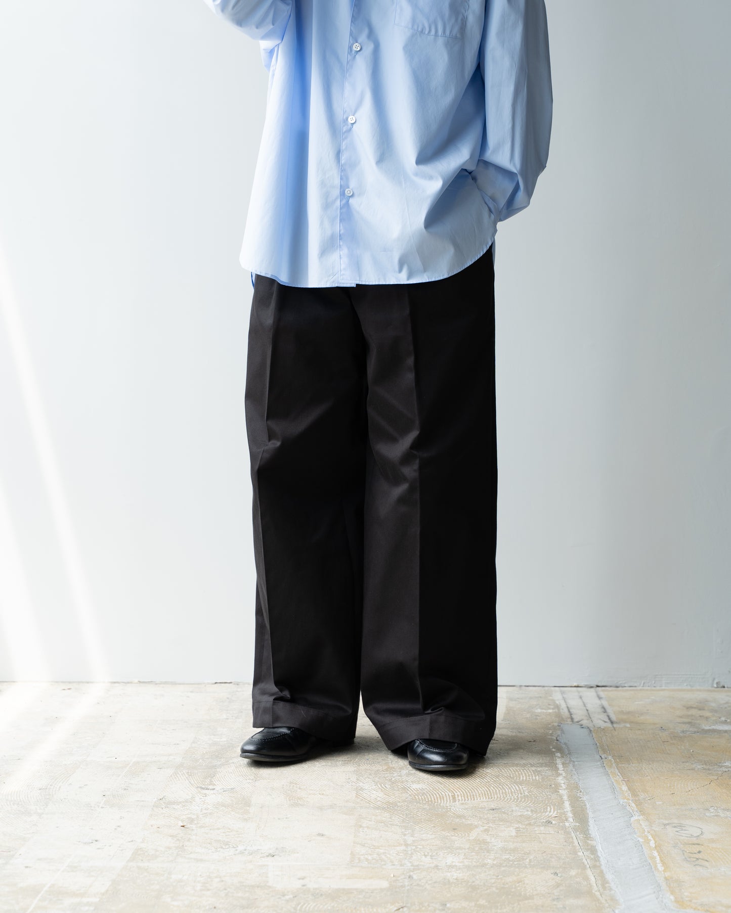 2TUCK WIDE CHINO TROUSERS - BLACK