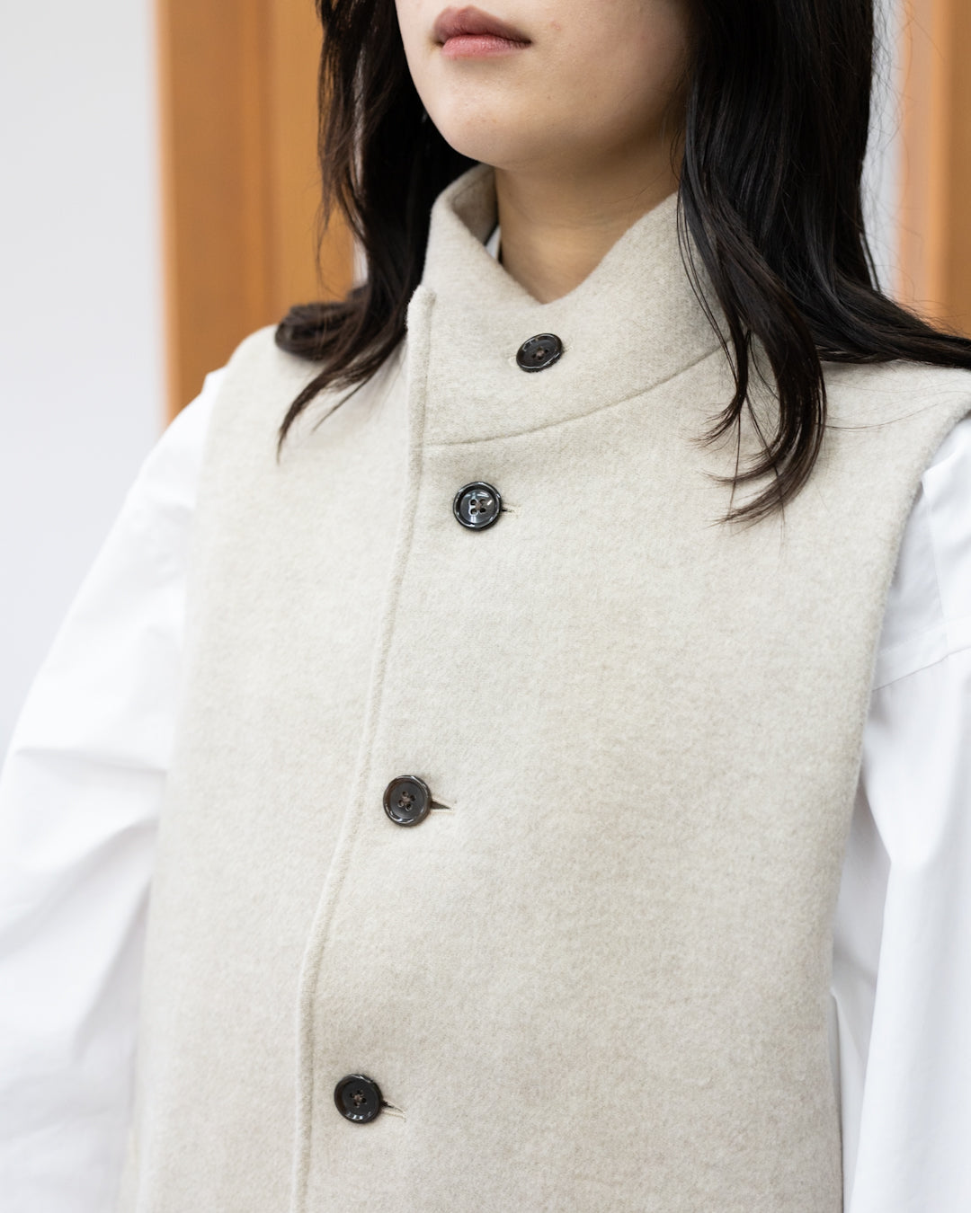 LAMBSWOOL MELTON STAND COLLAR GILET - OFF WHITE (femme)
