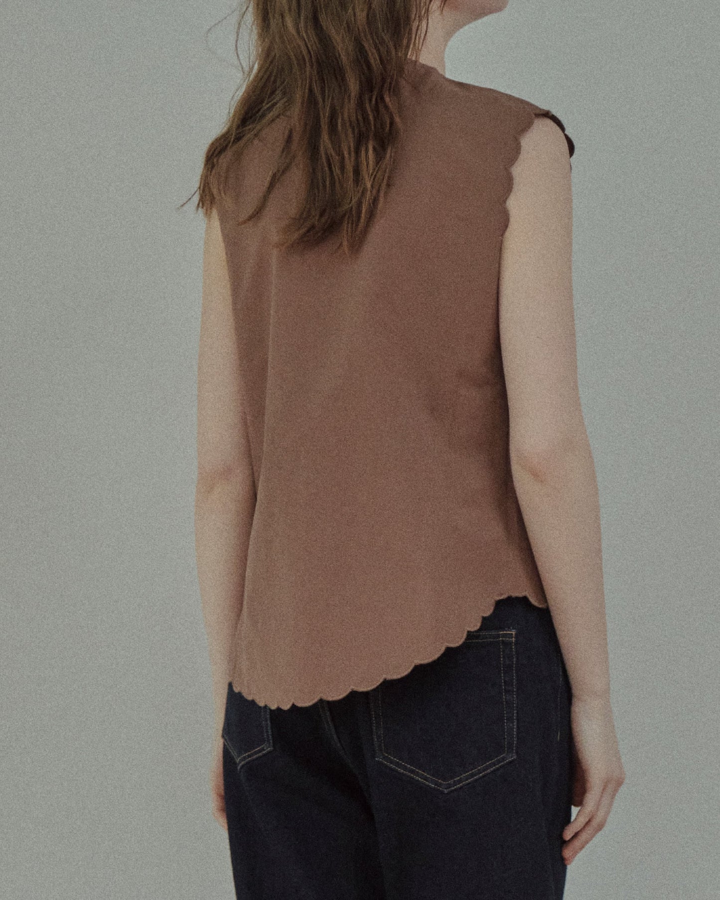 EMBROIDERED SCALLOP VEST - WHITE
