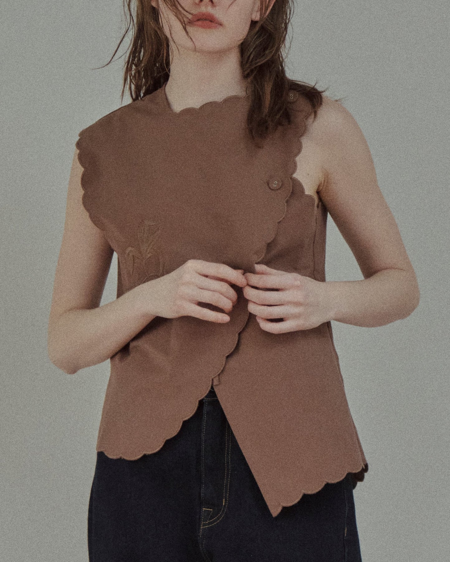 EMBROIDERED SCALLOP VEST - WHITE