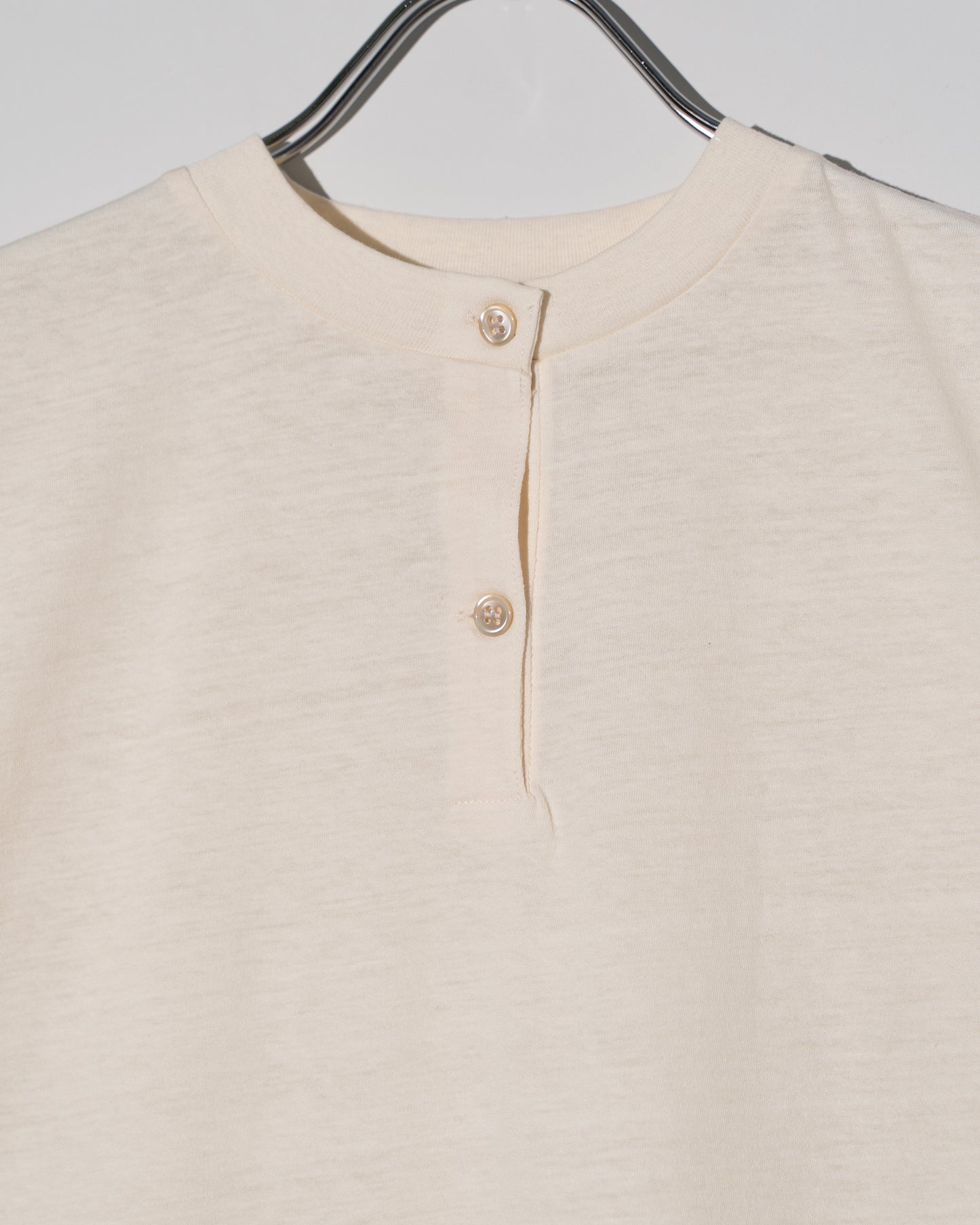 COTTON HENRY NECK S/S T-SHIRT - IVORY