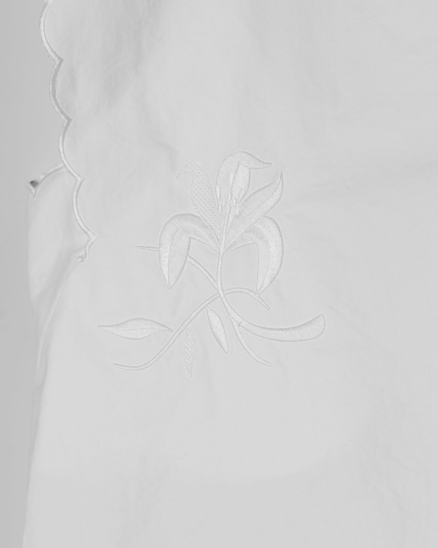 EMBROIDERED SCALLOP VEST - WHITE