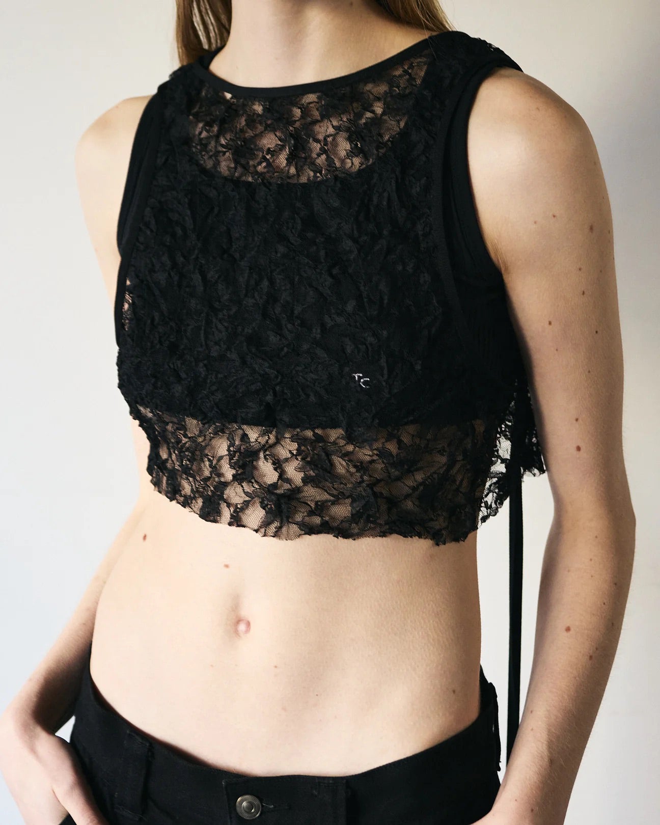 CRUSHED LACE CROP TANK - BLACK