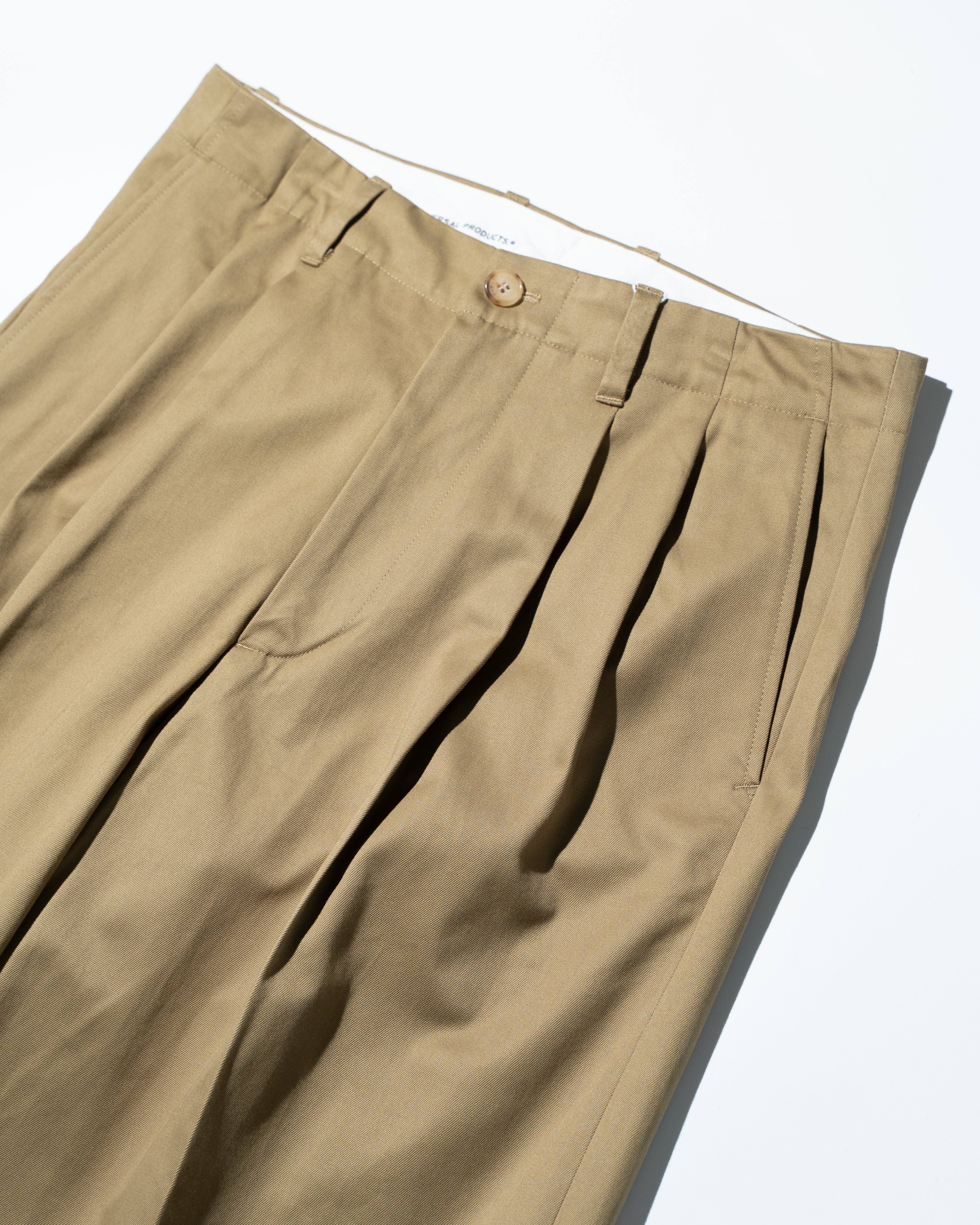 UNIVERSAL PRODUCTS. 2TUCK WIDE CHINO TROUSERS CAMEL | HAKU 公式通販