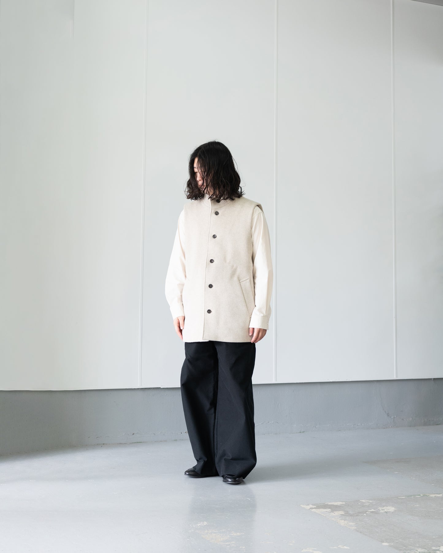 LAMBSWOOL MELTON STAND COLLAR GILET - OFF WHITE