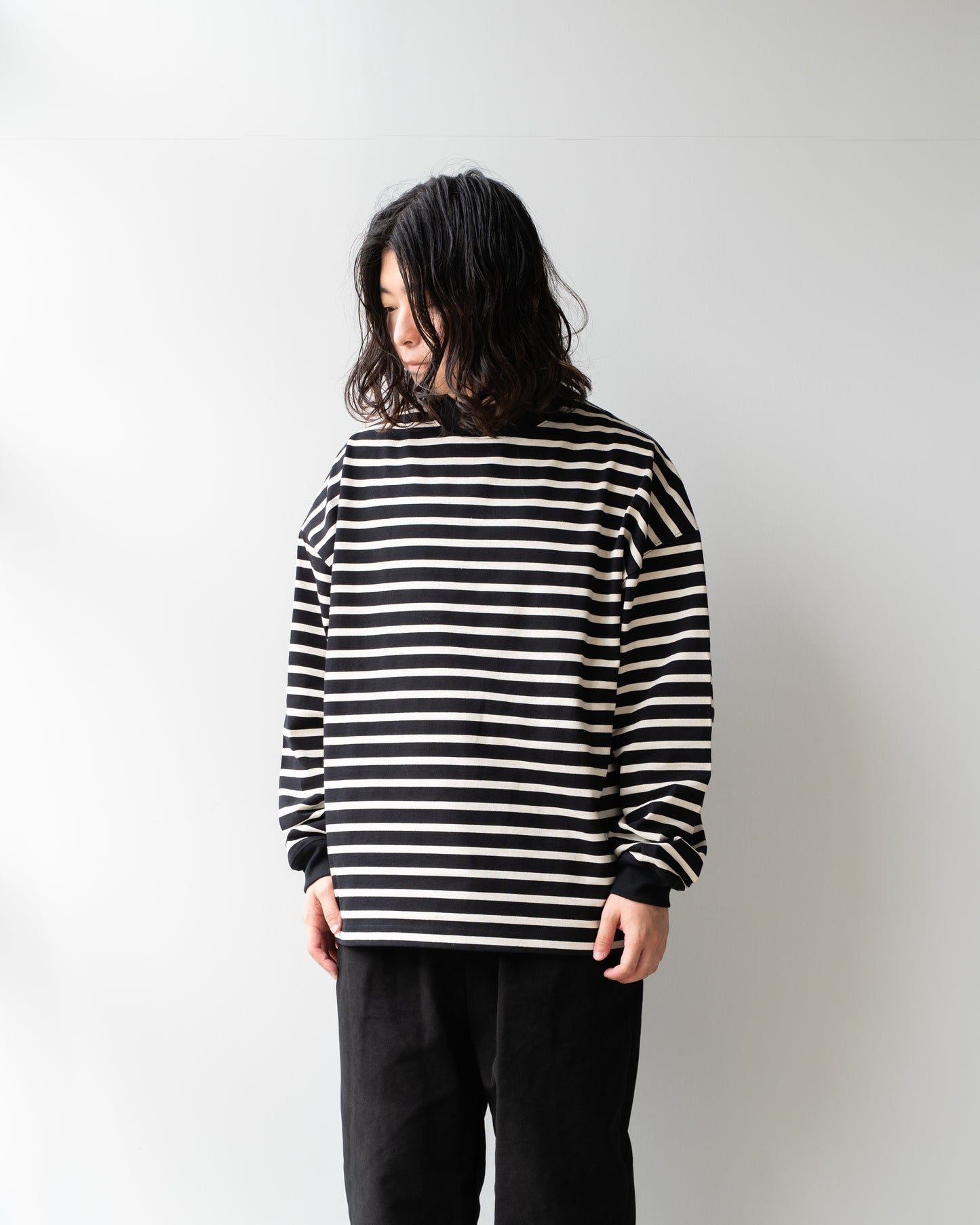 MOCK NECK BORDER LONG SLEEVE T-SHIRT - NAVY