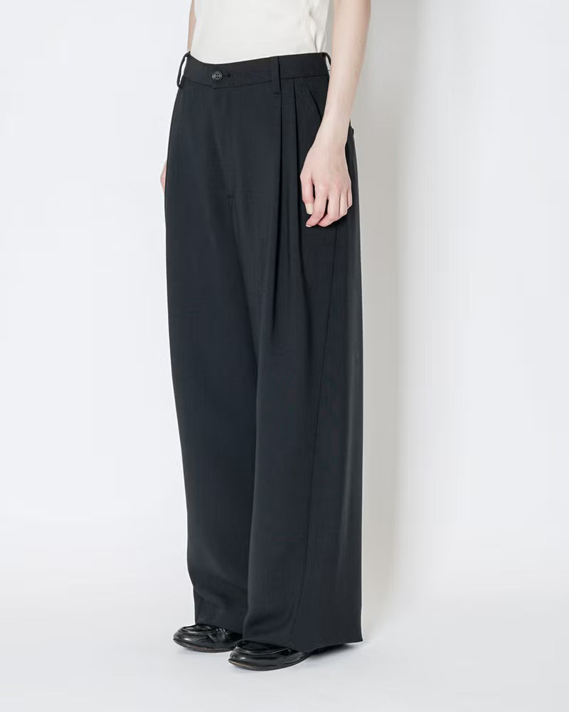 2 TUCK CURVE TROUSERS - BLACK