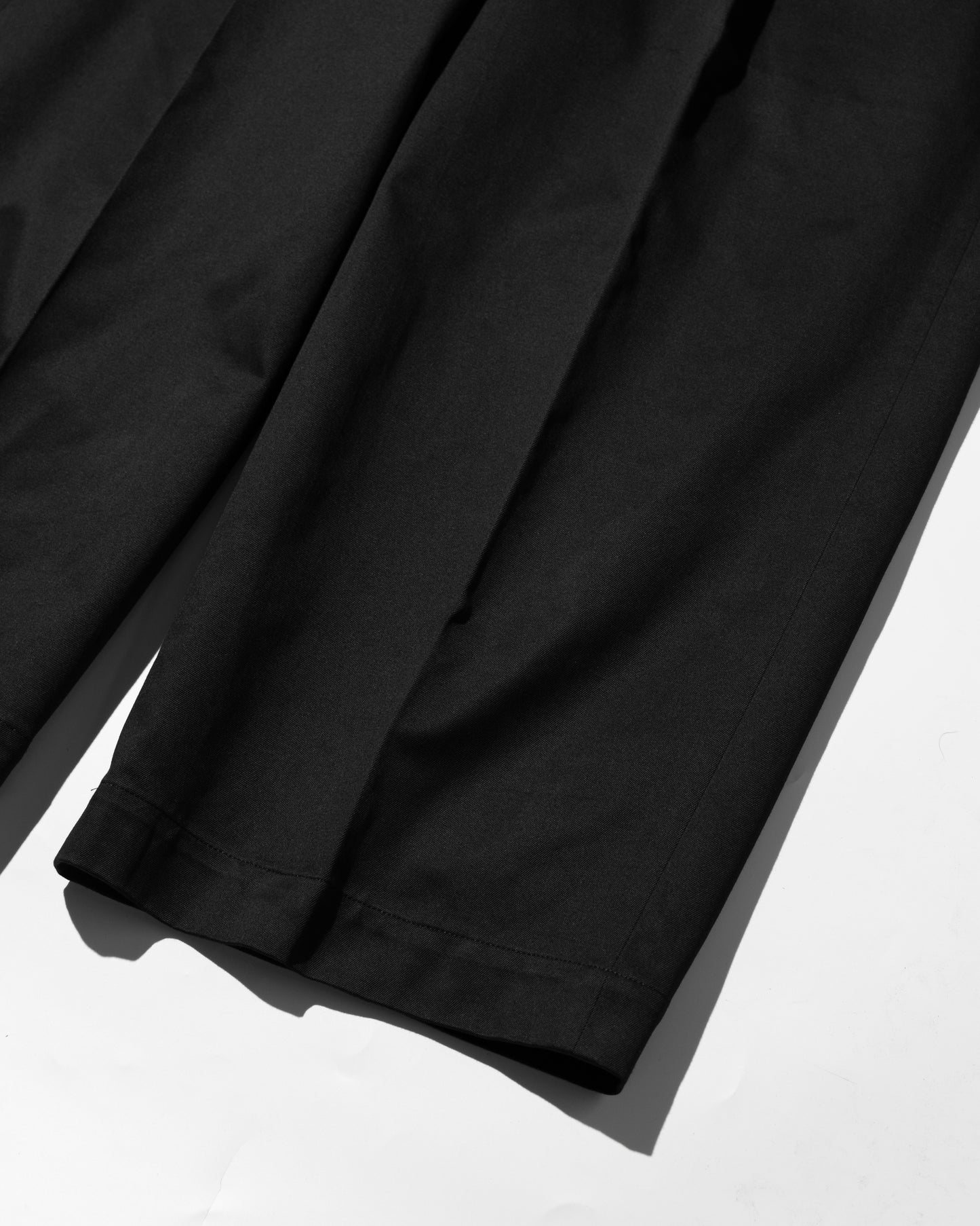 2TUCK WIDE CHINO TROUSERS - BLACK