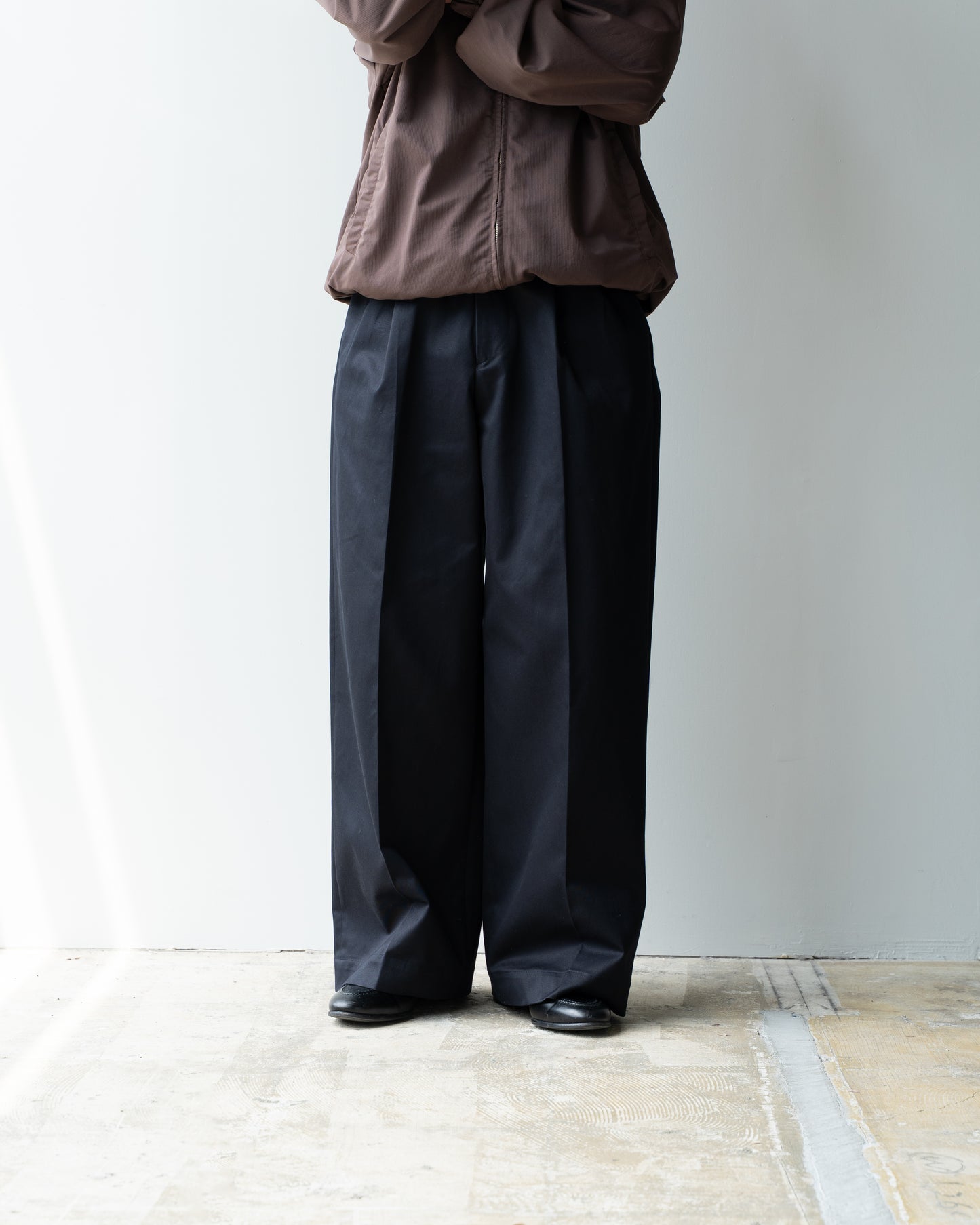 2TUCK WIDE CHINO TROUSERS - NAVY