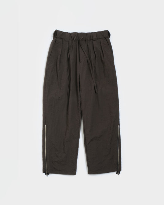 CRISPY NYLON ZIP UP PANTS - BROWN