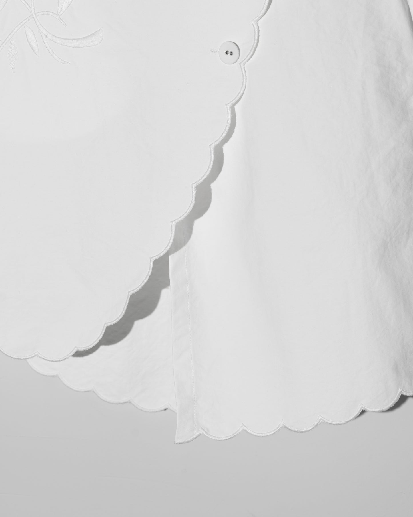 EMBROIDERED SCALLOP VEST - WHITE