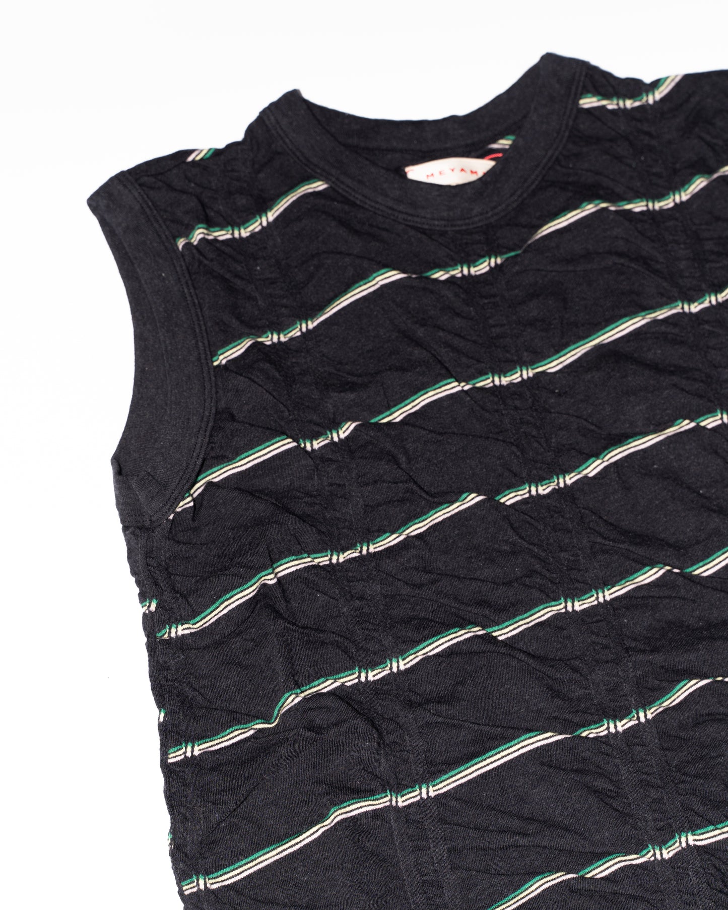 TUCKED JACQUARD BORDER SLEEVELESS - BLACK