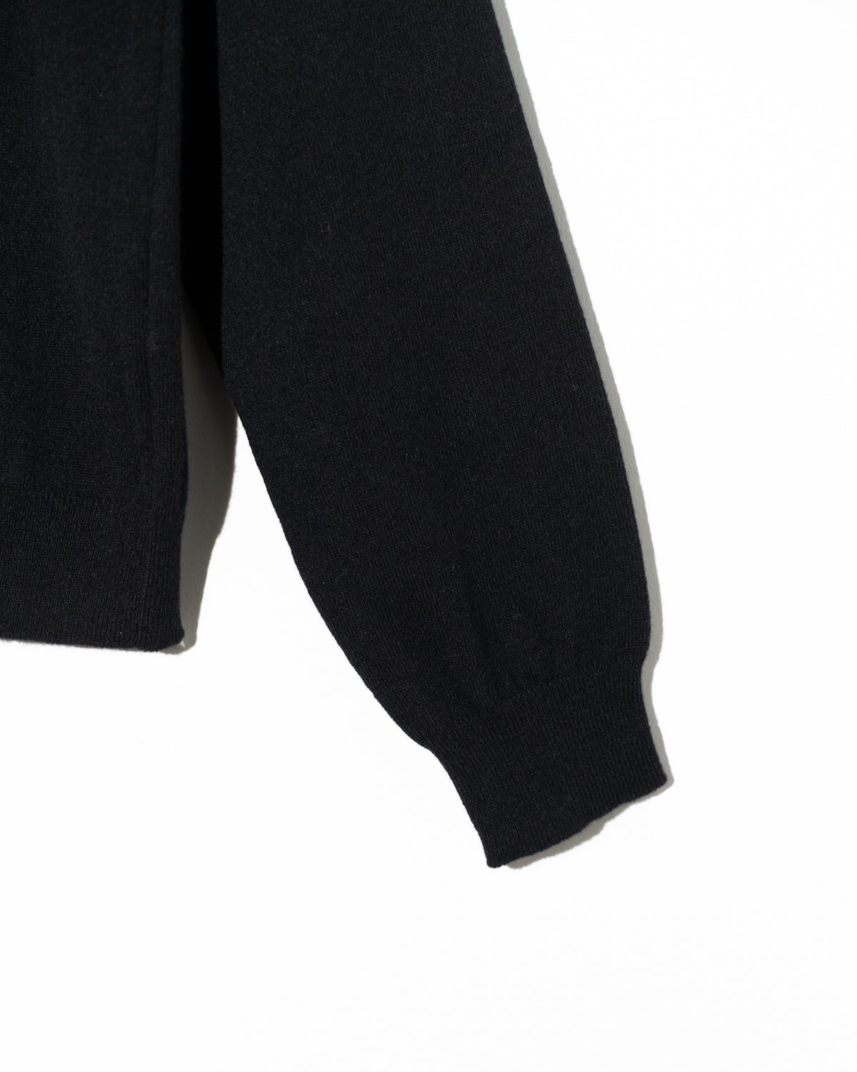 COLLARED V-NECK KNIT - BLACK