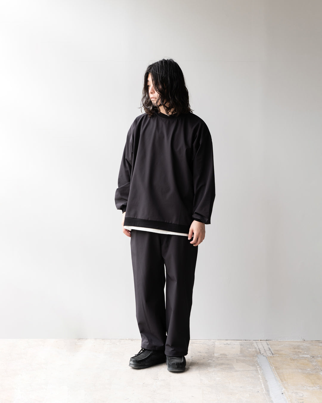 COMFORTABLE NYLON STRETCH CREWNECK - BLACK