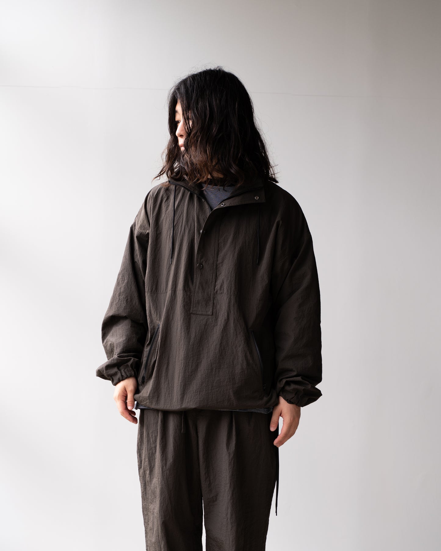 CRISPY NYLON ANORAK - BROWN