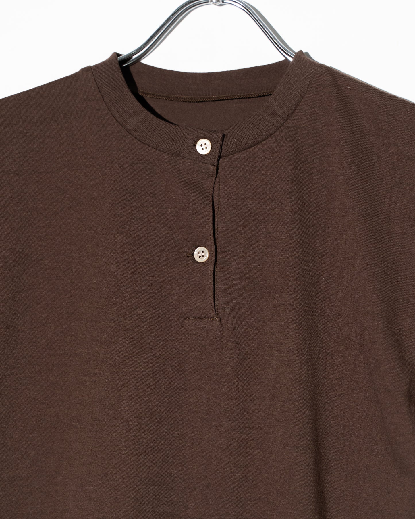 COTTON HENRY NECK S/S T-SHIRT - BROWN