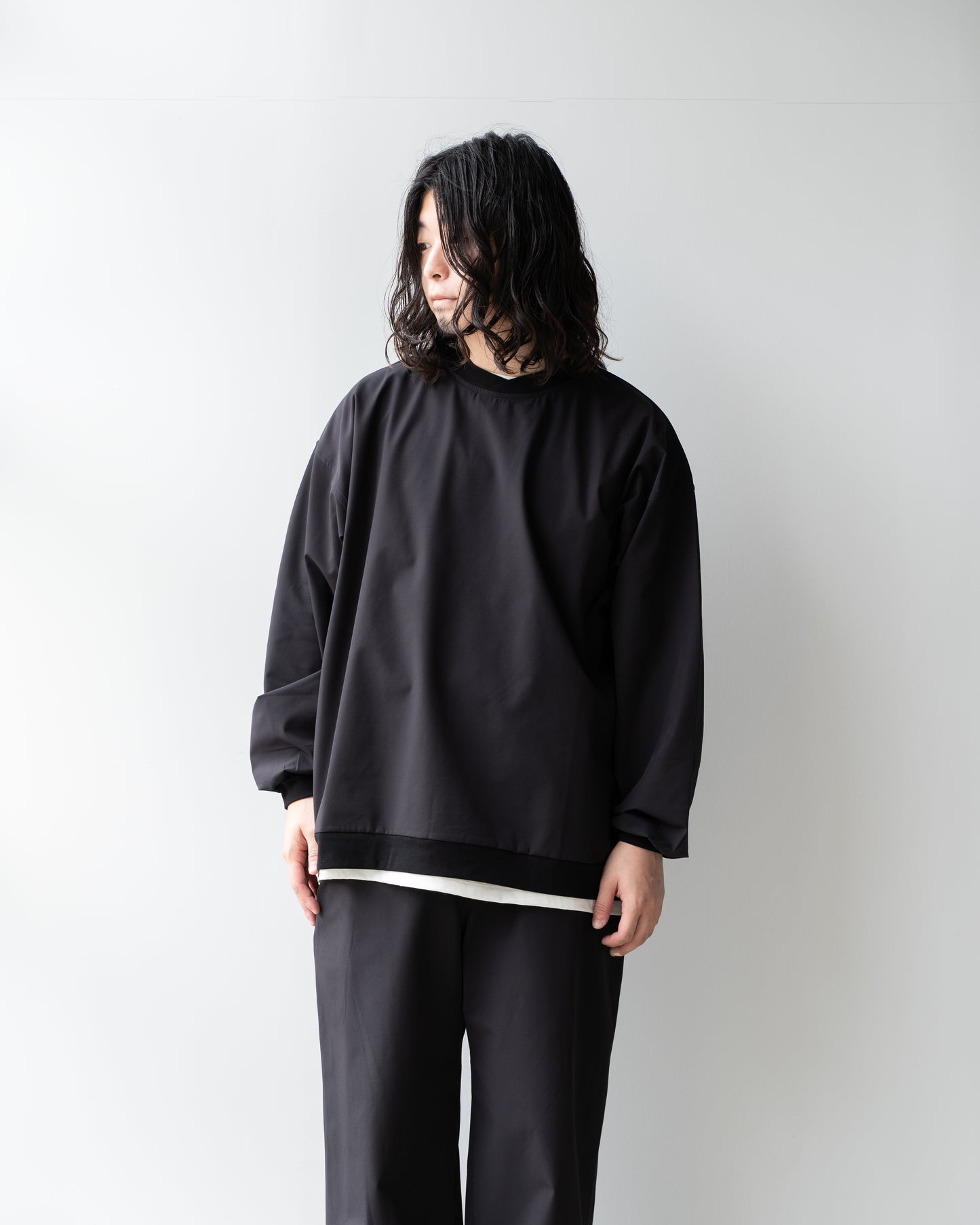 COMFORTABLE NYLON STRETCH CREWNECK - BLACK