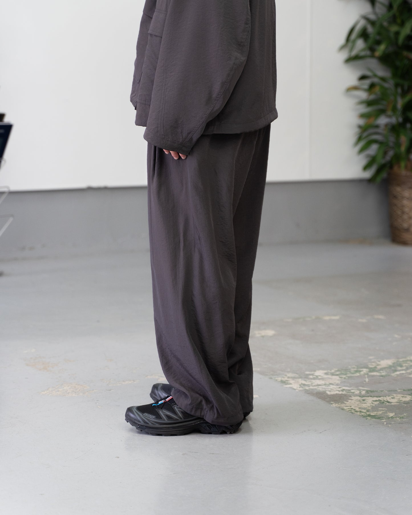 SALT SHIRNK CUPRO BROWSING PANTS - BROWN
