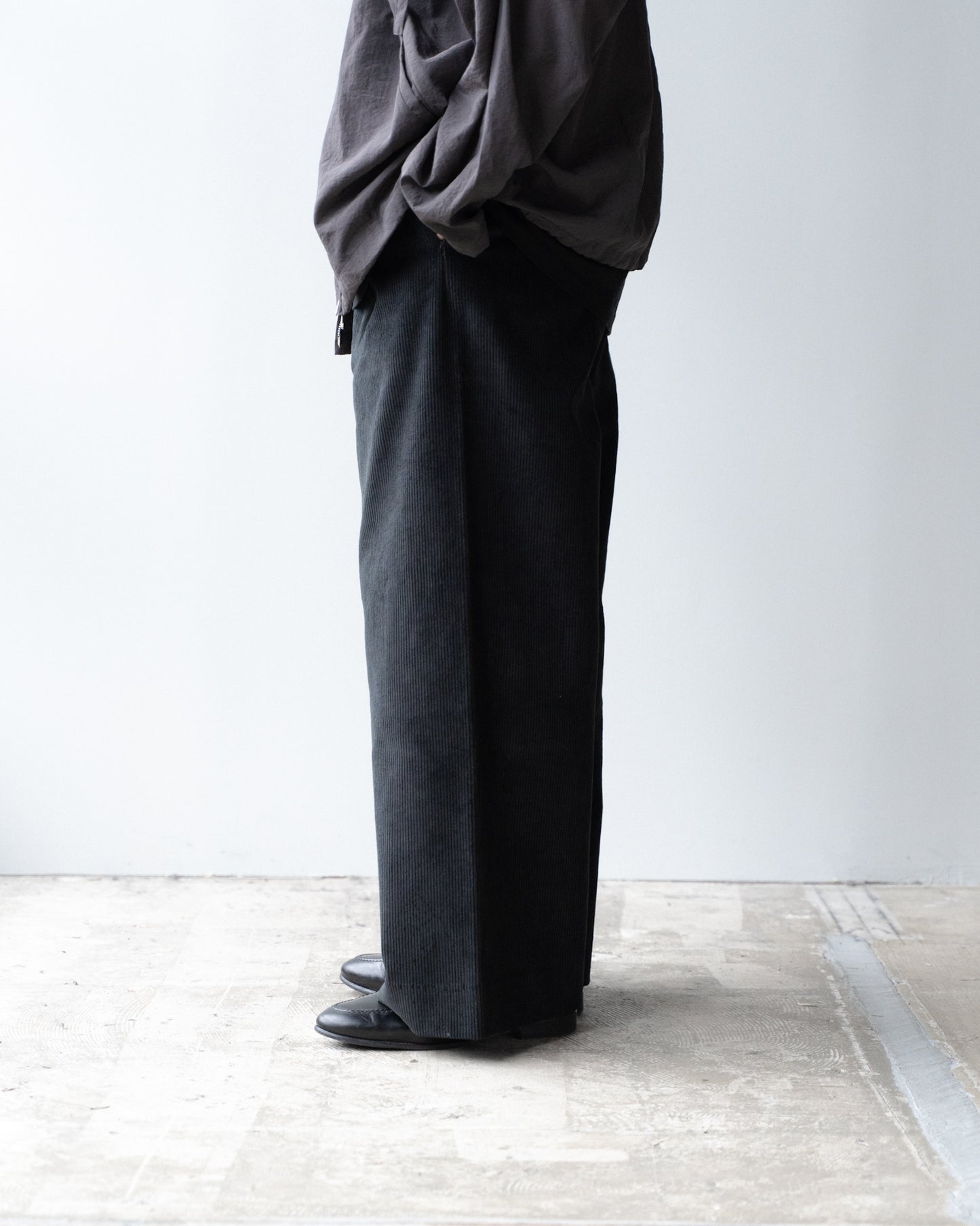 SIDE SEAMLESS STRAIGHT PANTS - BLACK