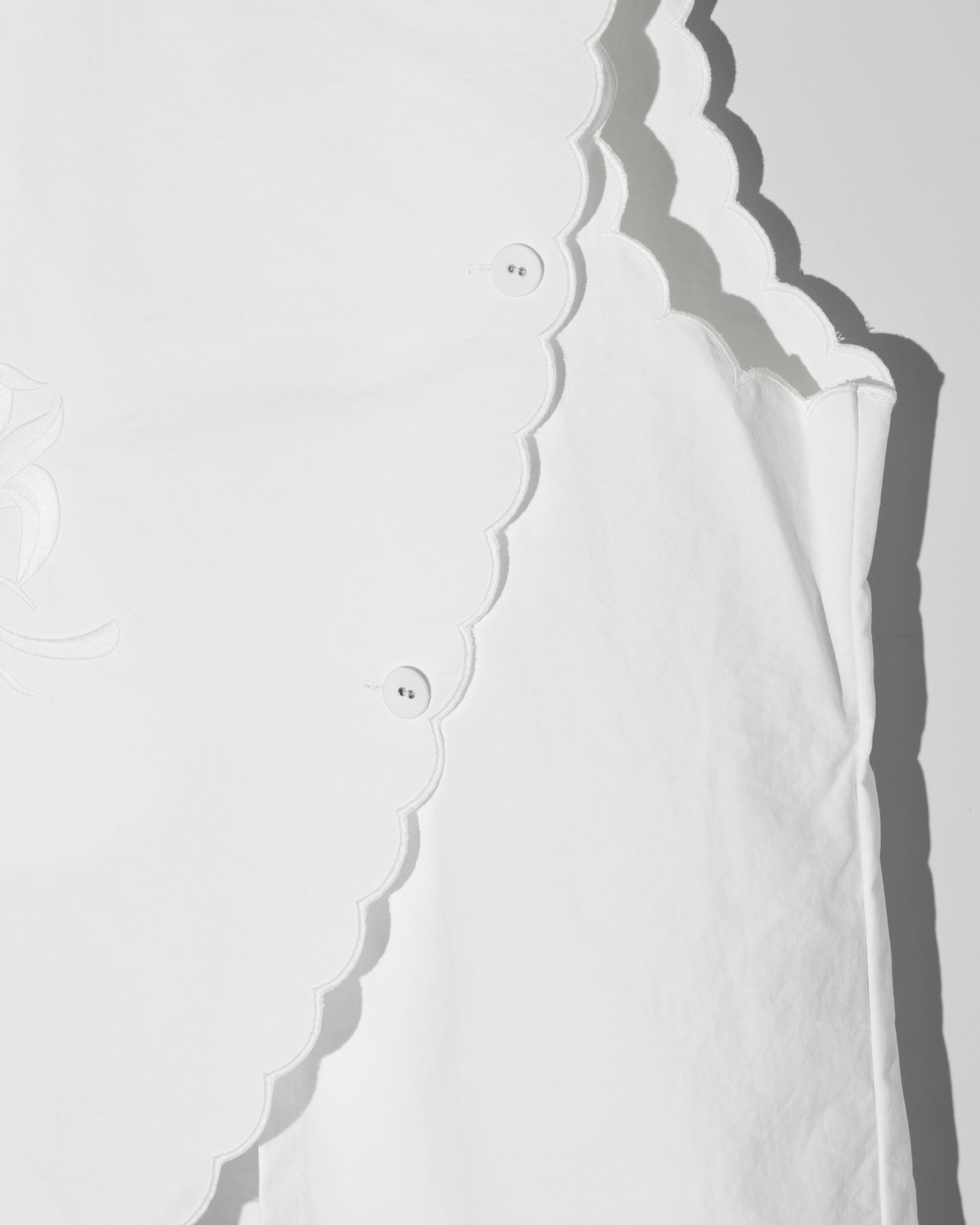 EMBROIDERED SCALLOP VEST - WHITE