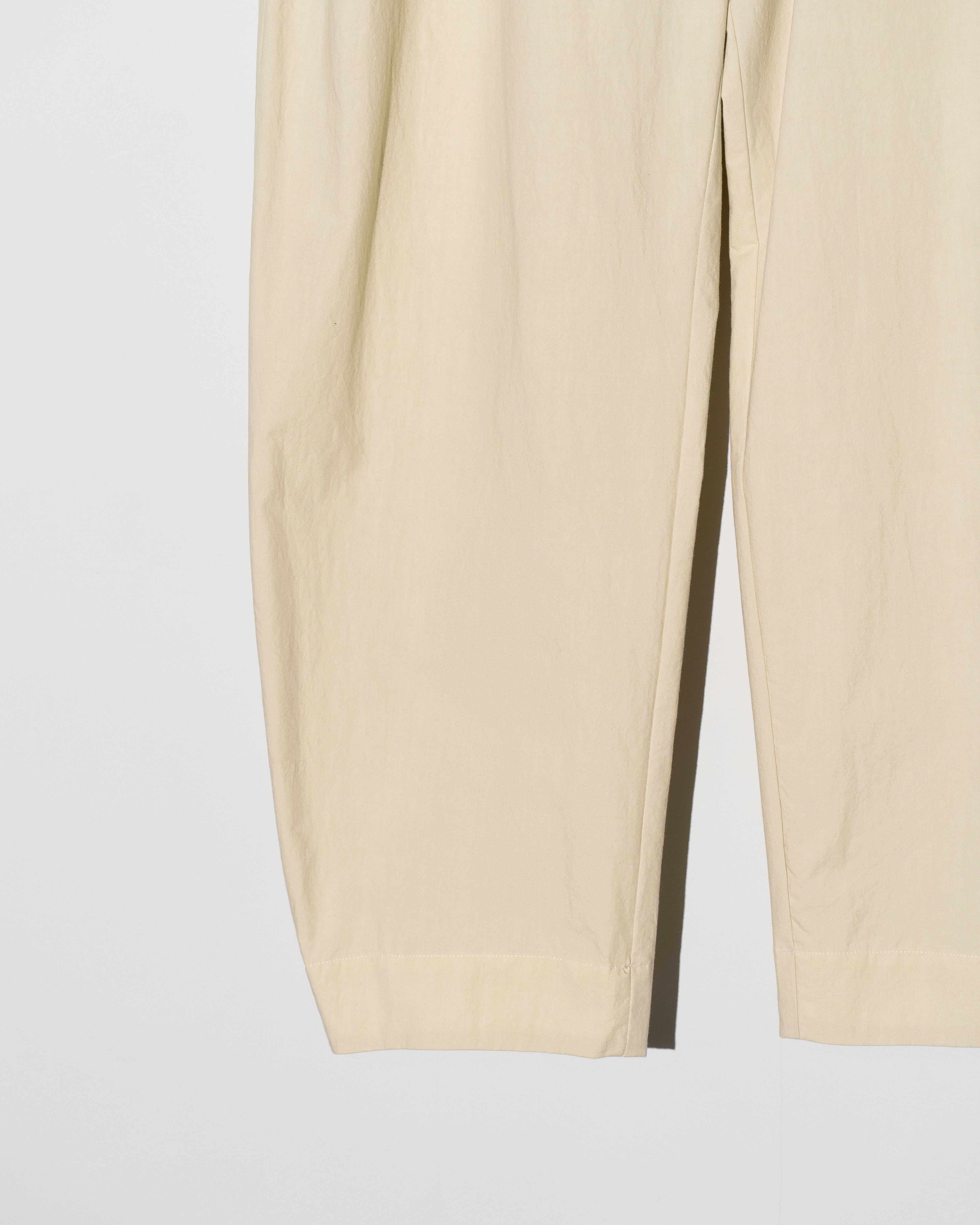 KAYLE (ケイル) COTTON BROAD BARREL TROUSERS Y.BEIGE | HAKU公式通販