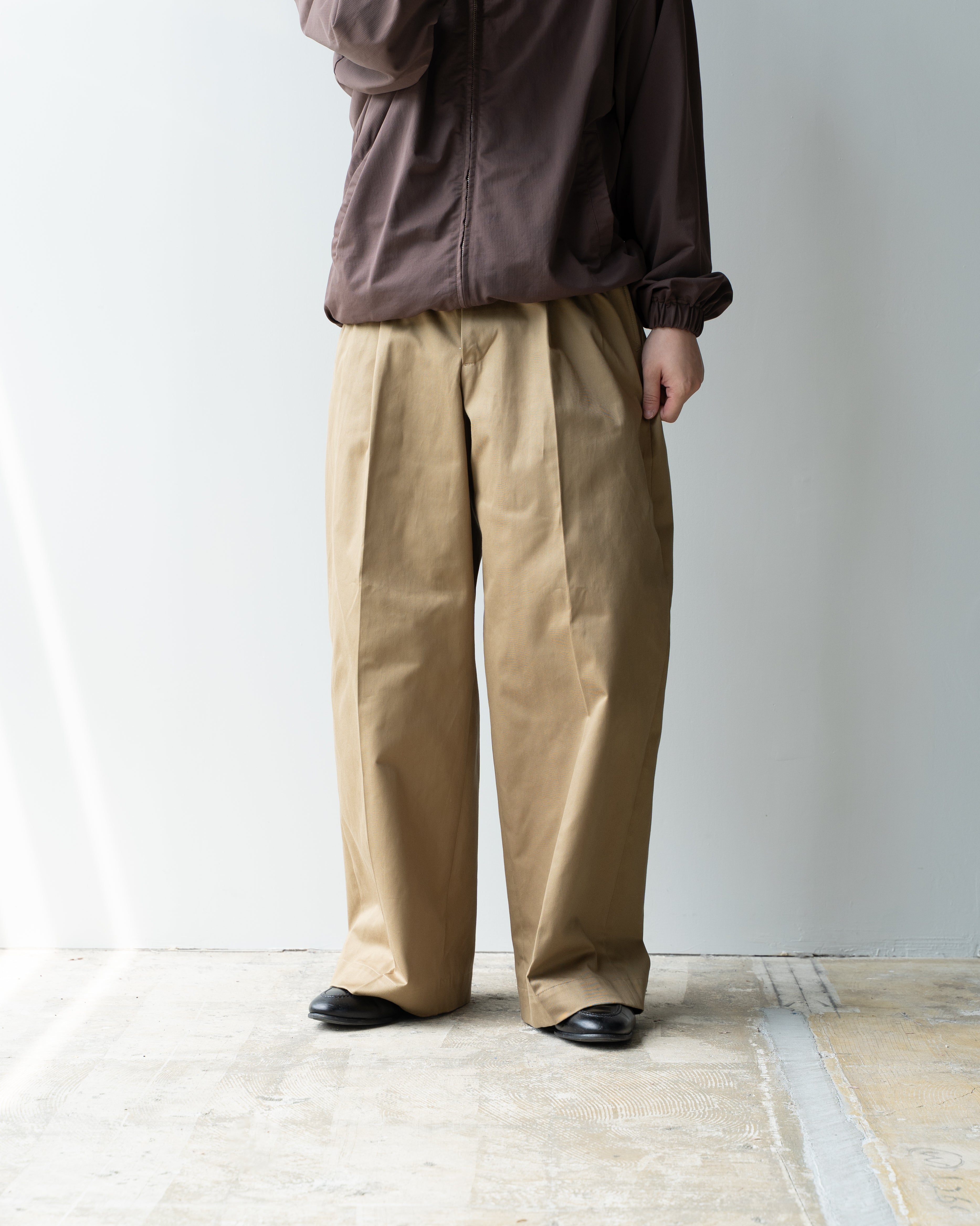 UNIVERSAL PRODUCTS. 2TUCK WIDE CHINO TROUSERS CAMEL | HAKU 公式通販