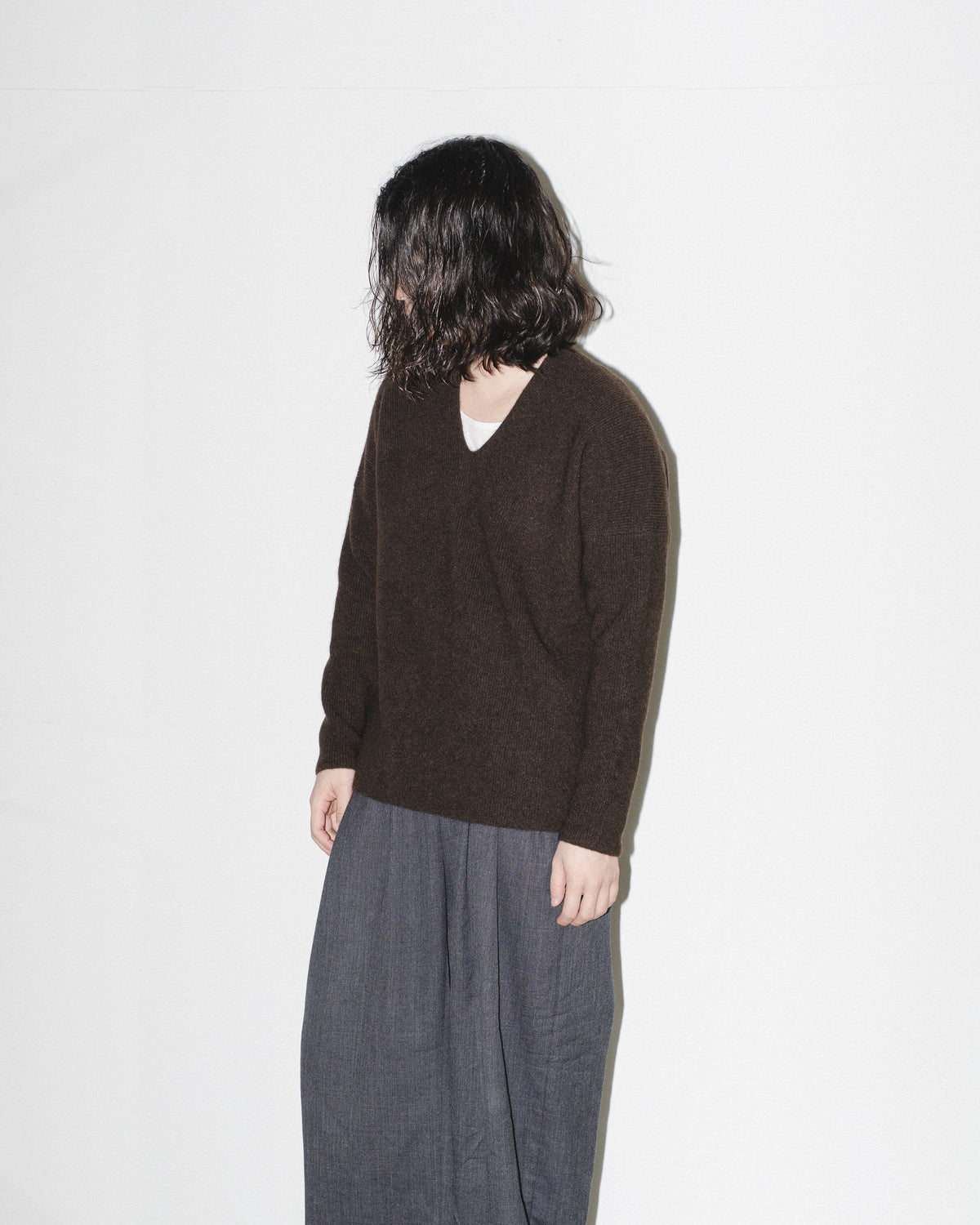 YAK V-SWEATER - DARK BROWN
