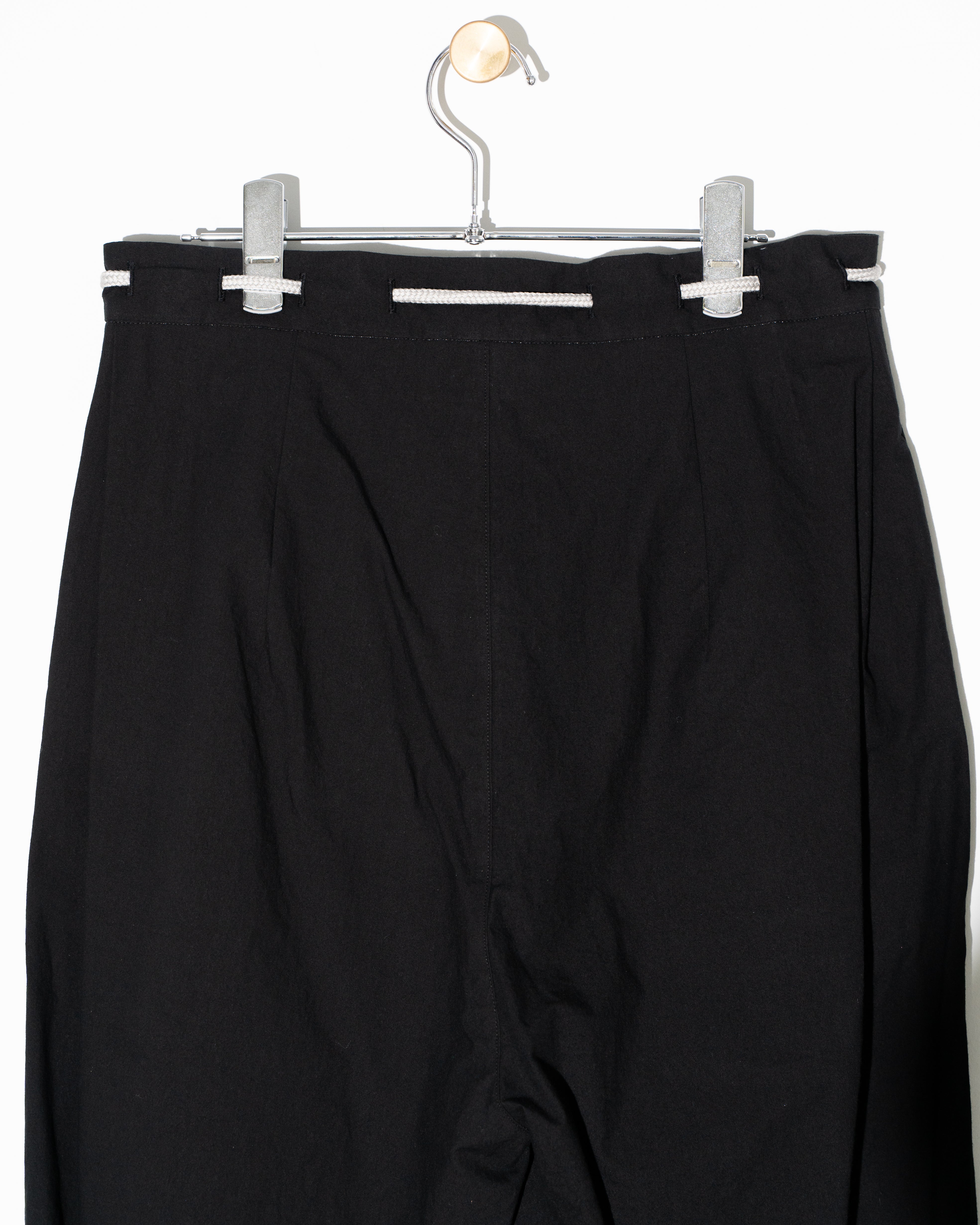KAYLE (ケイル) COTTON BROAD BARREL TROUSERS BLACK | HAKU公式通販